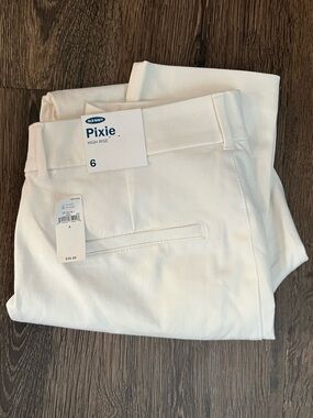 NWT Old Navy White High Rise Pixie Pants with Secret-Slim Pockets Size 6